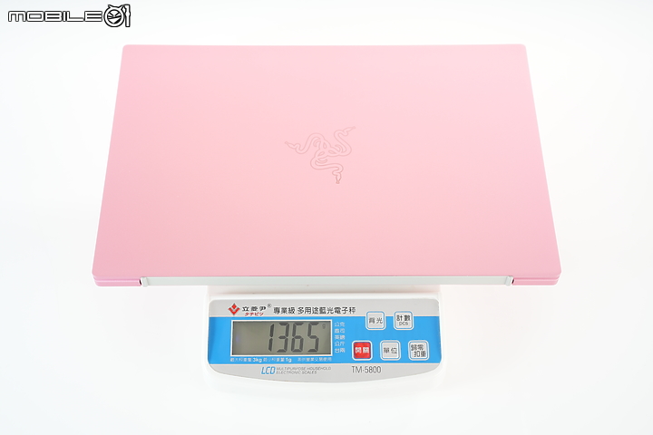 Razer Book Quartz 粉紅新色報到 USB-C 氮化鎵充電器同場實測