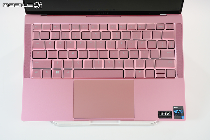 Razer Book Quartz 粉紅新色報到 USB-C 氮化鎵充電器同場實測