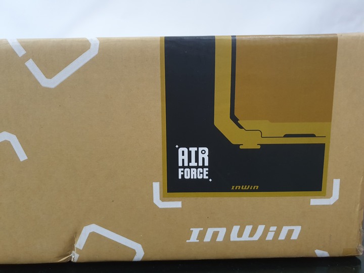 想玩機殼還是被機殼玩，InWin Airforce 魅影黑 組裝式機殼開箱試用