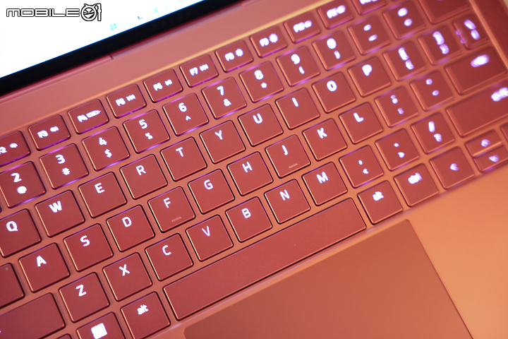 Razer Book Quartz 粉紅新色報到 USB-C 氮化鎵充電器同場實測