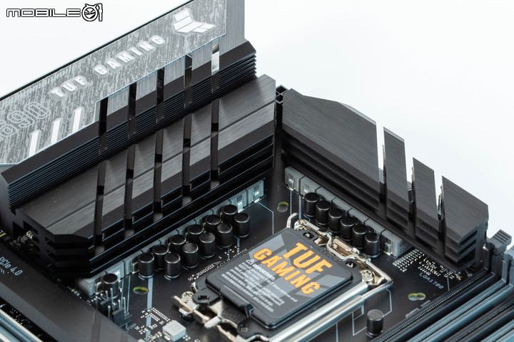 ASUS TUF GAMING Z690 PLUS WIFI D4 主機板開箱 隱藏在中階定位的實力派選擇