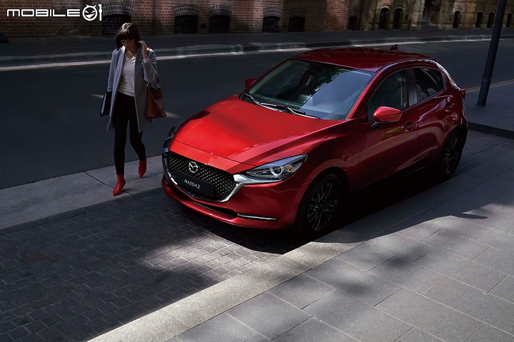 【國內新訊】Mazda 2 2022 年式登場,提供「琉光金」新車色與無線 Apple Carplay!