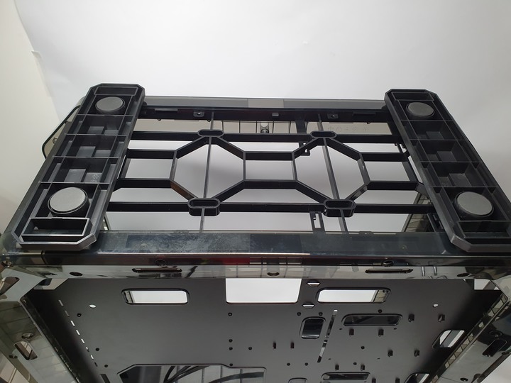 想玩機殼還是被機殼玩，InWin Airforce 魅影黑 組裝式機殼開箱試用