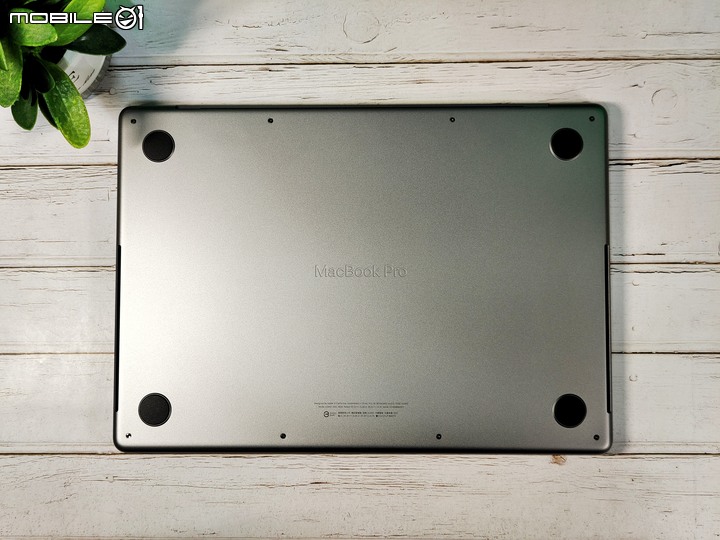【 開箱 】MacBook Pro M1 Pro 使用心得分享 – 該怎麼選MacBook？充電器有必要升級嗎？