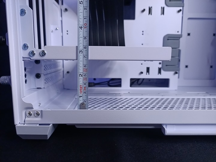 駕馭風流的小天使 LIAN LI O11 AIR MINI 白色版 開箱外加直立顯卡測試 文末抽RGB燈條