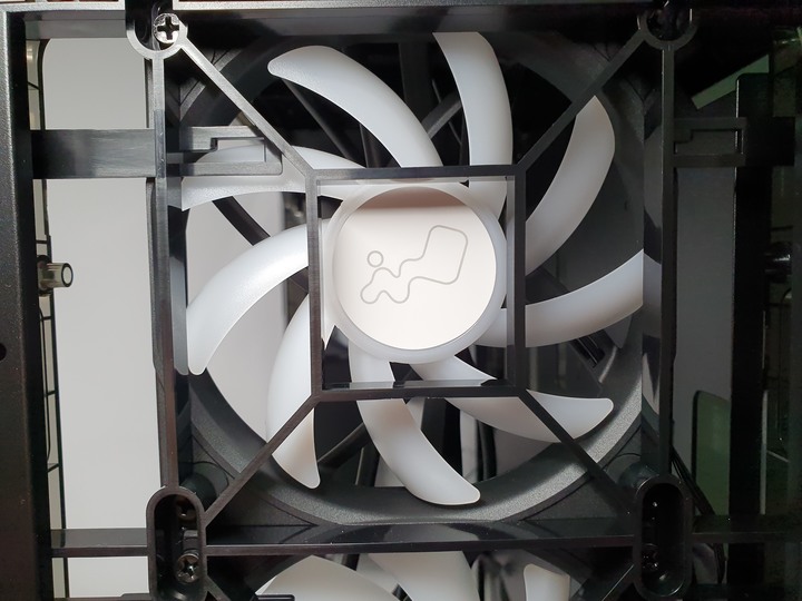 想玩機殼還是被機殼玩，InWin Airforce 魅影黑 組裝式機殼開箱試用