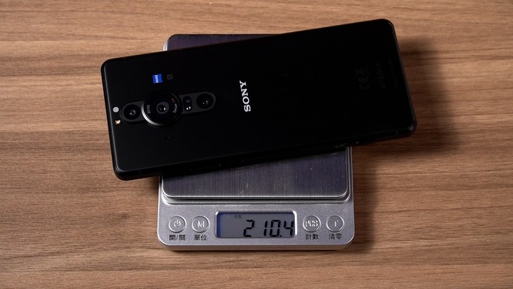 2021最相機的手機!Sony Xperia PRO-I 開箱體驗 | 1吋感光元件、YouTuber、Vloger、部落客必買、4K120fps錄影手機【束褲開箱】今年到了年底各大廠都陸續把當年度旗艦機種推陳出新,沒想到Sony年底開大招,發表了Sony Xperia Pro-I,那個I代表了Imaging,也定調這次的產品定位更接近相機...還是手機?我們就來開箱吧!