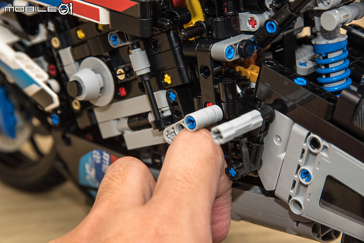 【開箱實拍】LEGO 42130 BMW M 1000 RR|1/5大比例精緻又好玩!