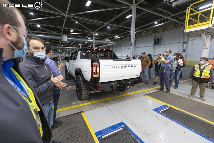 【海外新訊】GMC Hummer EV首批車型正式下線,擁有1000匹馬力的電動悍馬車!