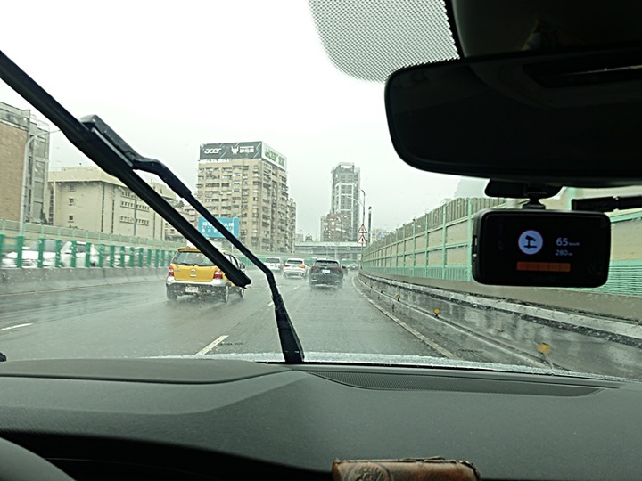 Mio MiVue™ 887 — 4K高畫質與安全六合一之實戰體驗分享，外掛基隆太平青鳥與誠品快閃店輕旅行！
