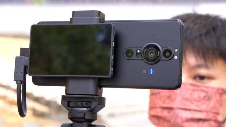 2021最相機的手機!Sony Xperia PRO-I 開箱體驗 | 1吋感光元件、YouTuber、Vloger、部落客必買、4K120fps錄影手機【束褲開箱】今年到了年底各大廠都陸續把當年度旗艦機種推陳出新,沒想到Sony年底開大招,發表了Sony Xperia Pro-I,那個I代表了Imaging,也定調這次的產品定位更接近相機...還是手機?我們就來開箱吧!