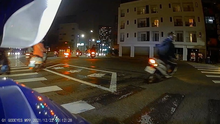 (更)請問有神人可以幫我把這車牌清晰化嗎?(已解決)