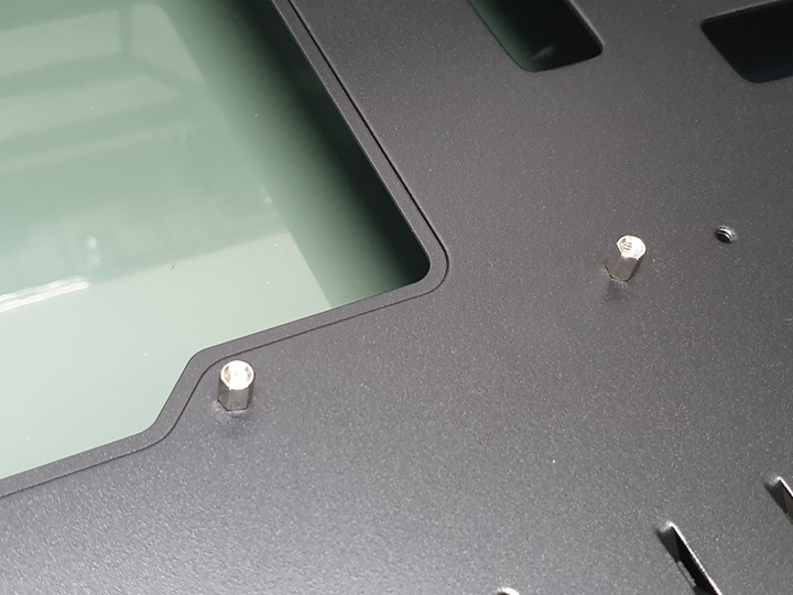 想玩機殼還是被機殼玩，InWin Airforce 魅影黑 組裝式機殼開箱試用