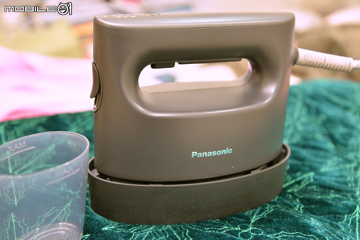 點我看大圖 【分享】熨斗真的只是熨斗這麼簡單?Panasonic NI-FS770二合一蒸氣電熨斗體驗心得