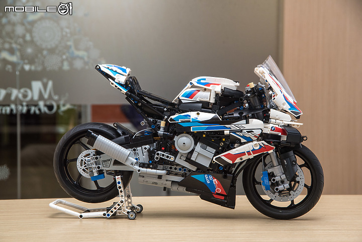 【開箱實拍】LEGO 42130 BMW M 1000 RR|1/5大比例精緻又好玩!