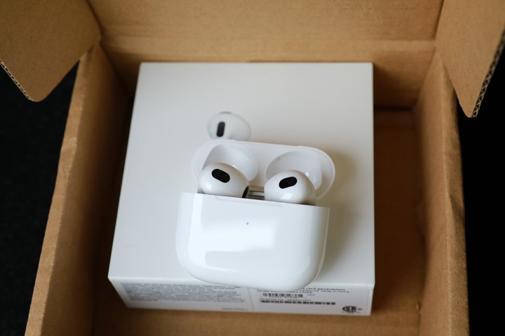[開箱] Airpods 第三代終於到手 香港壞朋友直送台灣
