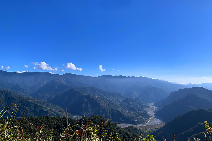 苗栗泰安｜馬那邦山登山步道｜漫步楓紅古戰場．遠眺深藍聖稜線