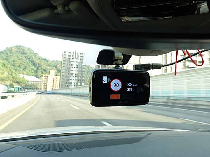 Mio MiVue™ 887 — 4K高畫質與安全六合一之實戰體驗分享，外掛基隆太平青鳥與誠品快閃店輕旅行！