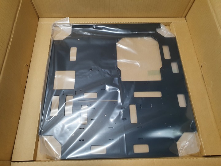 想玩機殼還是被機殼玩，InWin Airforce 魅影黑 組裝式機殼開箱試用