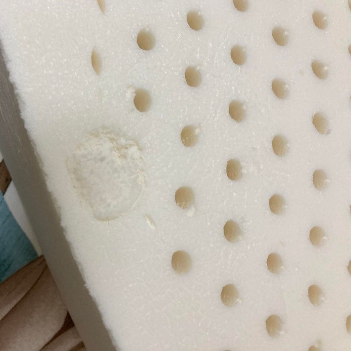 乳膠枕沒用幾天就開始脫落跟掉屑屑是正常的嗎?
