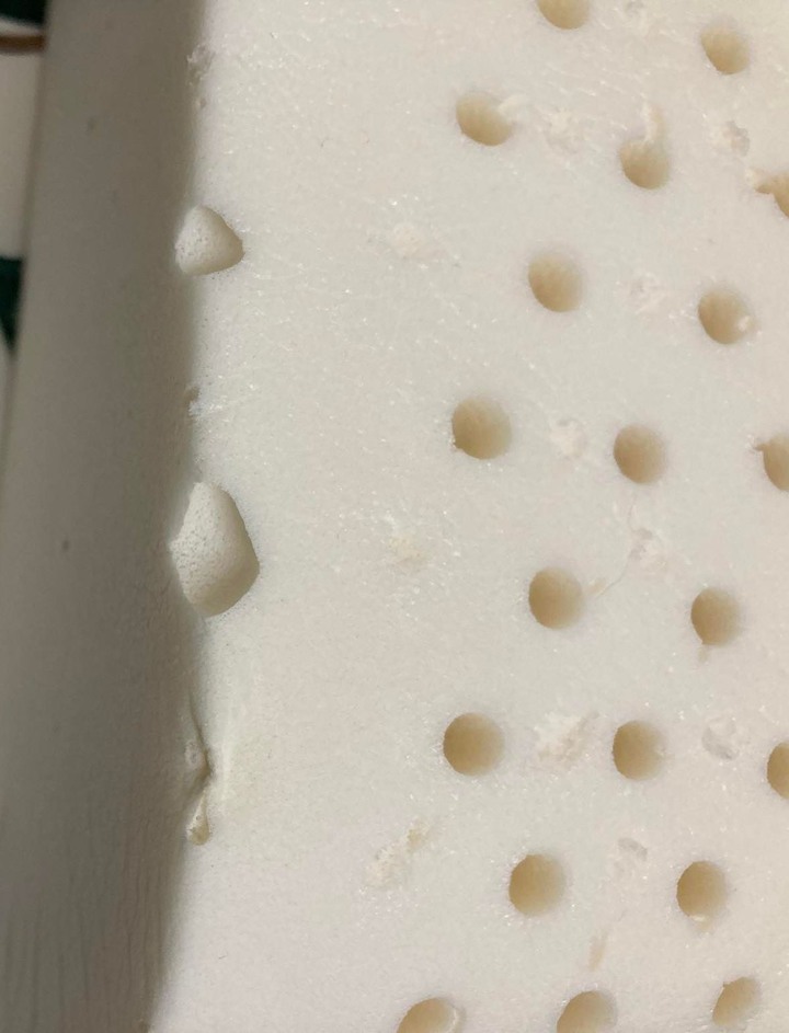 乳膠枕沒用幾天就開始脫落跟掉屑屑是正常的嗎?
