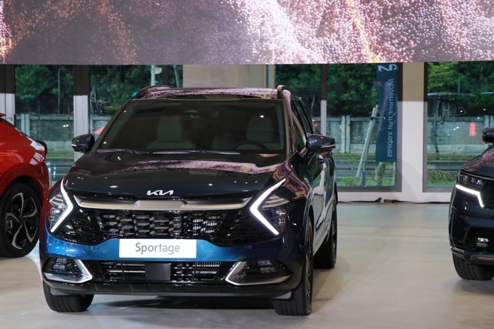 Kia 全新 Logo 導入全車系!電動跨界 EV6、大改款 Sportage 連袂登場