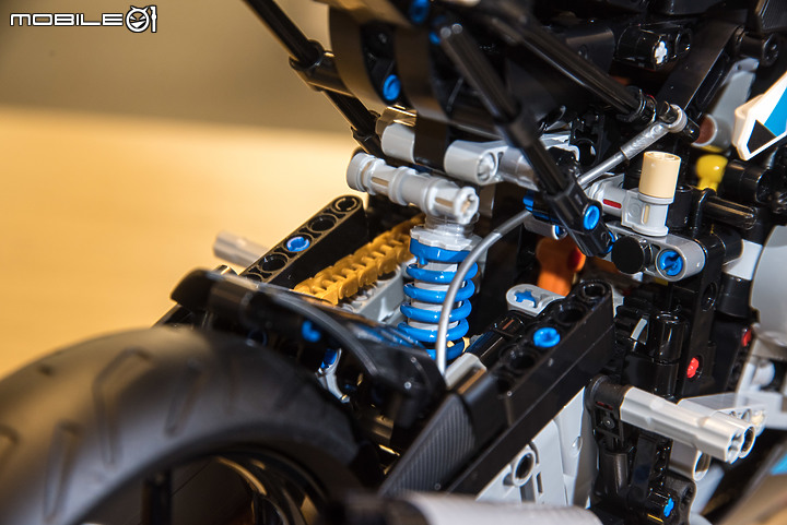 【開箱實拍】LEGO 42130 BMW M 1000 RR|1/5大比例精緻又好玩!