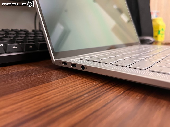 點我看大圖 簡單開箱、心得 Lenovo YOGA Slim 7 Carbon 14 AMD款