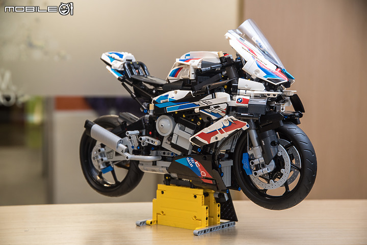 【開箱實拍】LEGO 42130 BMW M 1000 RR|1/5大比例精緻又好玩!
