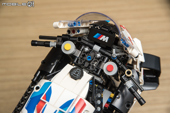 【開箱實拍】LEGO 42130 BMW M 1000 RR|1/5大比例精緻又好玩!