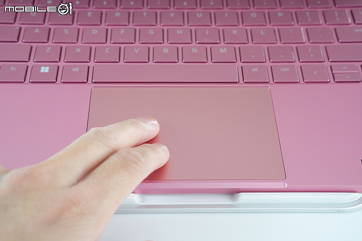 Razer Book Quartz 粉紅新色報到 USB-C 氮化鎵充電器同場實測