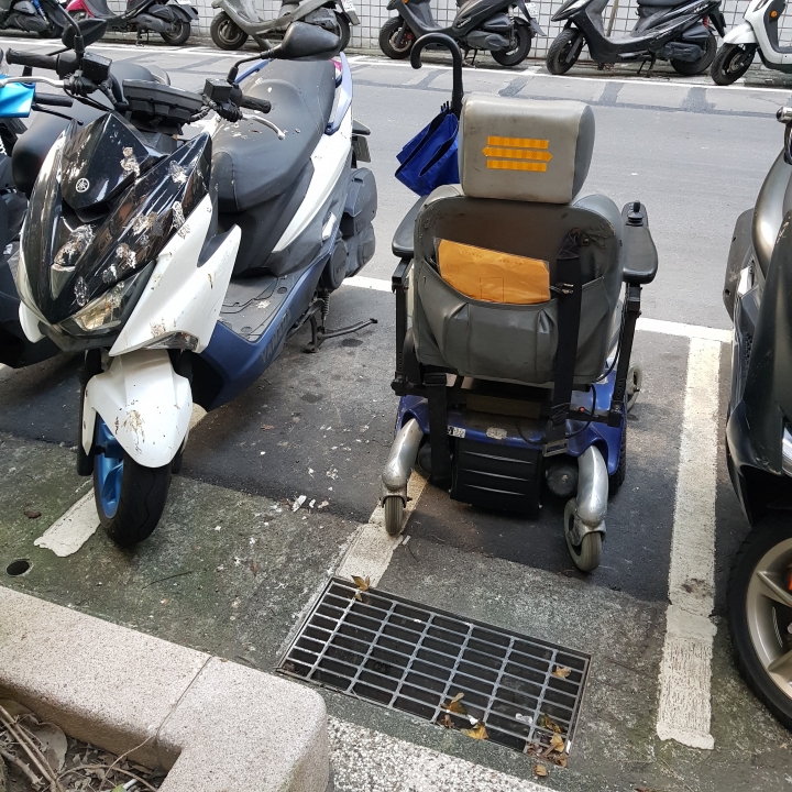 四輪大爺佔用機車停車格
