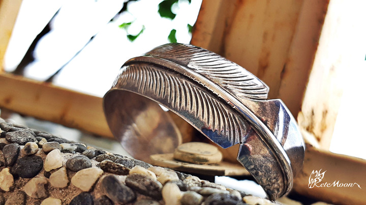 Darlene Begay-Navajo羽毛銀手環