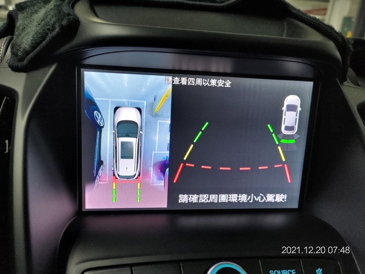 點我看大圖 這倒車顯影品質會不會太精彩了