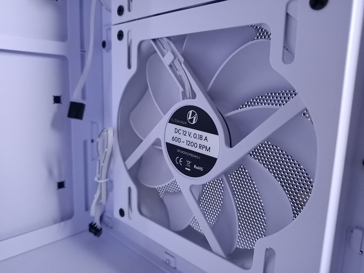 駕馭風流的小天使 LIAN LI O11 AIR MINI 白色版 開箱外加直立顯卡測試 文末抽RGB燈條