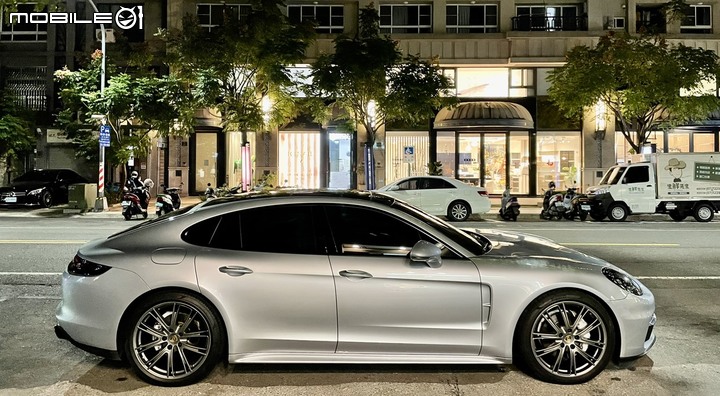 [分享]車庫多了一台Porsche Panamera
