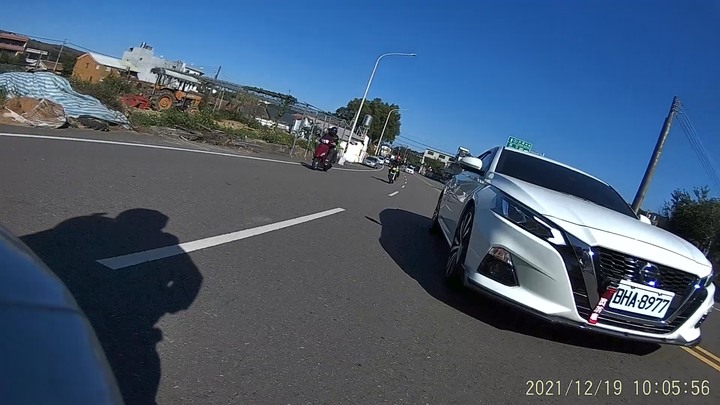 苗栗南庄老街靠右直行被左轉車撞車禍受傷