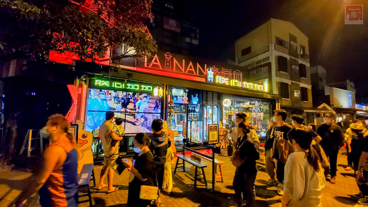 【臺南美食】是飲料店也是文創品｜台南獨家在地味飲料瓶｜繽紛聖誕瓶很應景｜雷神鐵鎚再加碼粉紅和藍色~~朕心加加