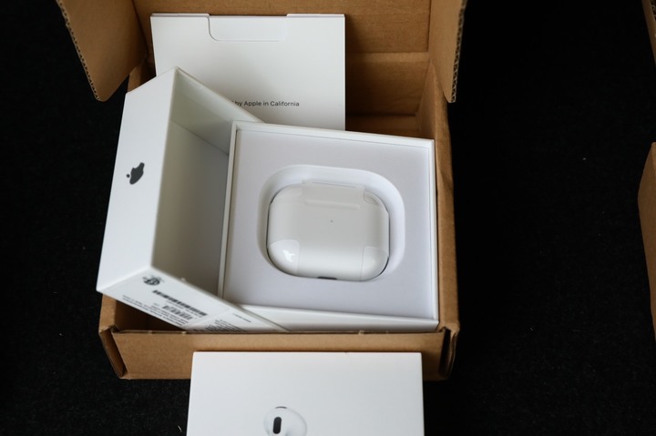 [開箱] Airpods 第三代終於到手 香港壞朋友直送台灣