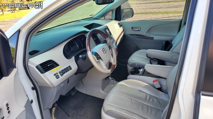 2014 Toyota Sienna 代步車開箱分享---一個人開這台車也未免太浪費了