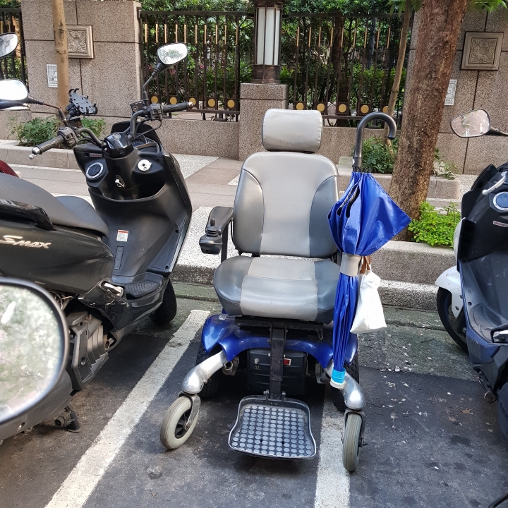 四輪大爺佔用機車停車格