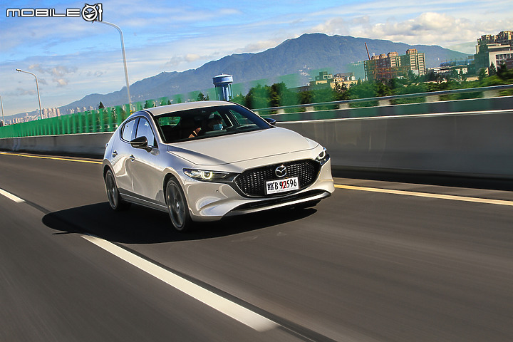 Mazda 3 & CX-30新年式雙車型試駕∣戰力補強、新色張揚 同級對手得提防提防