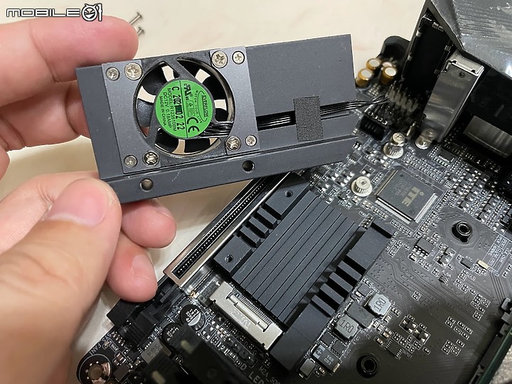 點我看大圖 礦潮下的多顯示輸出方案 AMD 5700G & X570I AORUS PRO WIFI