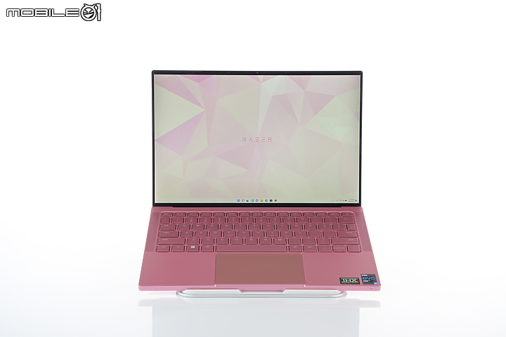 Razer Book Quartz 粉紅新色報到 USB-C 氮化鎵充電器同場實測