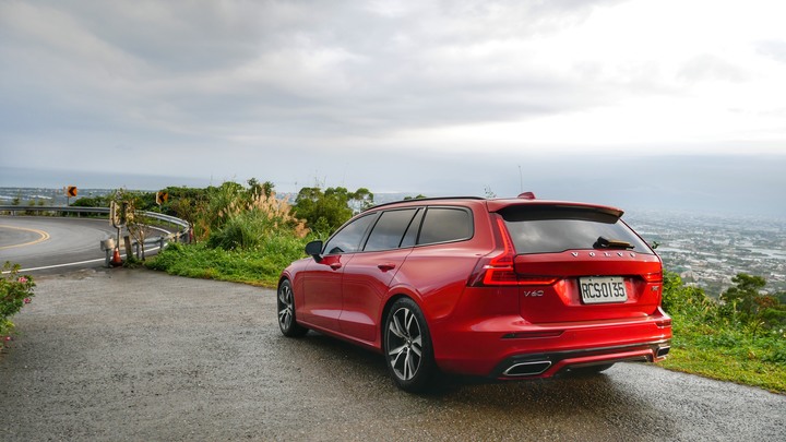 [遊記分享] Volvo V60 B5 R-Design 新車試駕 新手爸媽初體驗