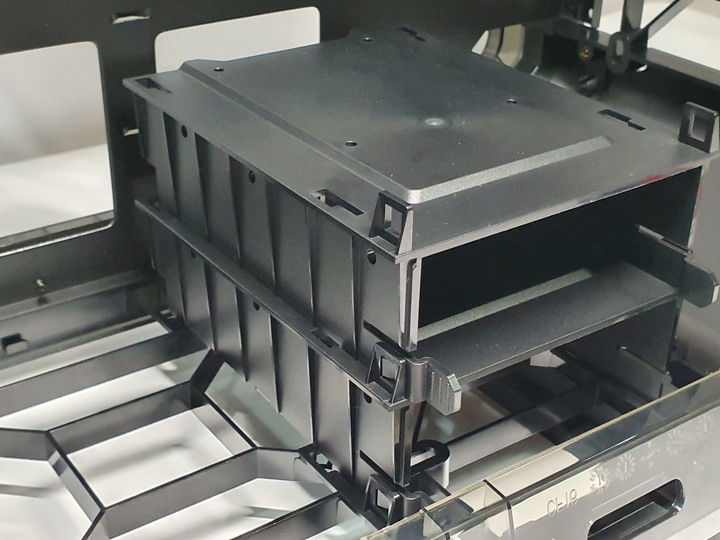 想玩機殼還是被機殼玩，InWin Airforce 魅影黑 組裝式機殼開箱試用