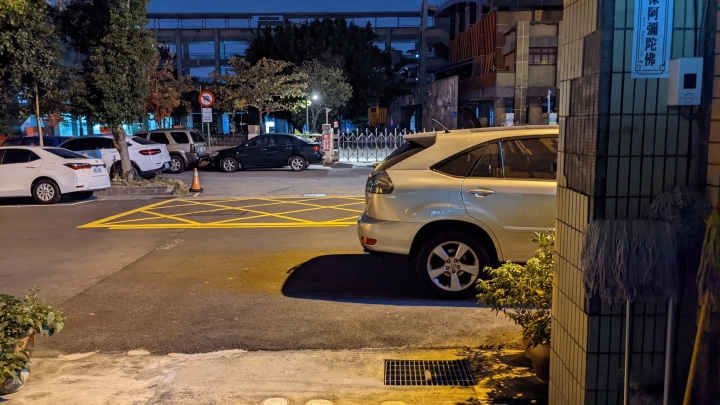 請問如何處理隔壁老是把車停到我家門口