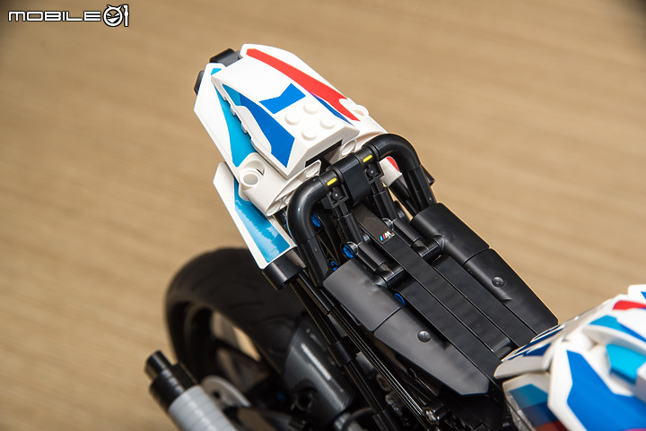 【開箱實拍】LEGO 42130 BMW M 1000 RR|1/5大比例精緻又好玩!