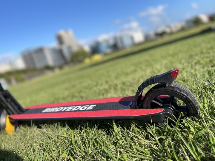 【BIRDYEDGE 電動滑板車選購建議 】2萬 ?! 不用真的嗎 !!!這款MIT CP值超高，最高30KM，雙避震，剎車。