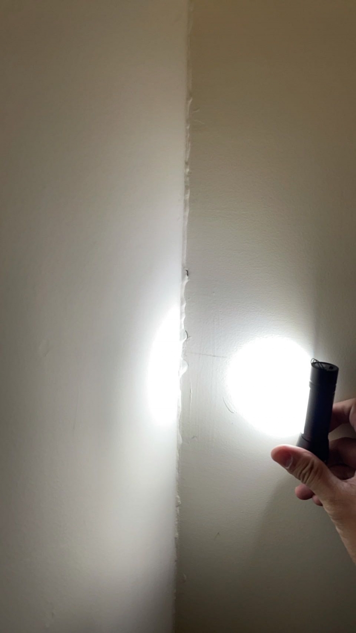 請問有人知道這是壁癌還是地震所致呢？